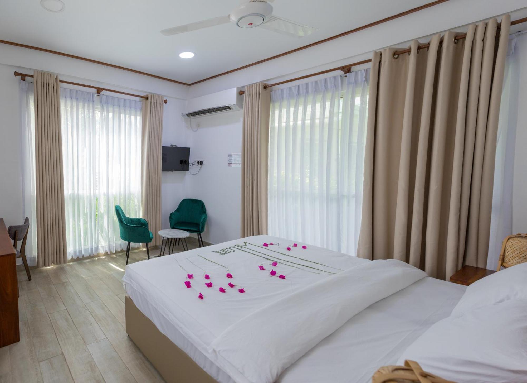 Nihaali Maldives Hotel Kudarikilu ภายนอก รูปภาพ